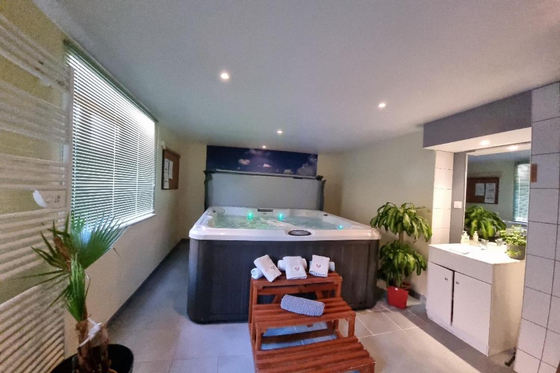 Gite Bruyere, 2 A 5 Personnes Avec Salle De Jeux Et Spa Dans La Residence 방트롱 외부 사진